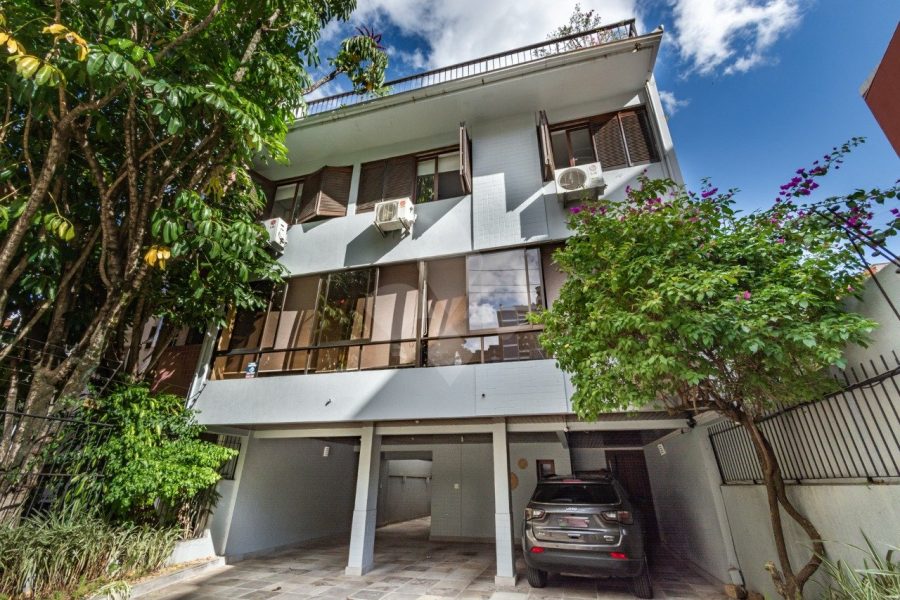 Casa com 239m², 3 dormitórios, 1 suíte, 3 vagas no bairro rio banco em Porto Alegre para Comprar