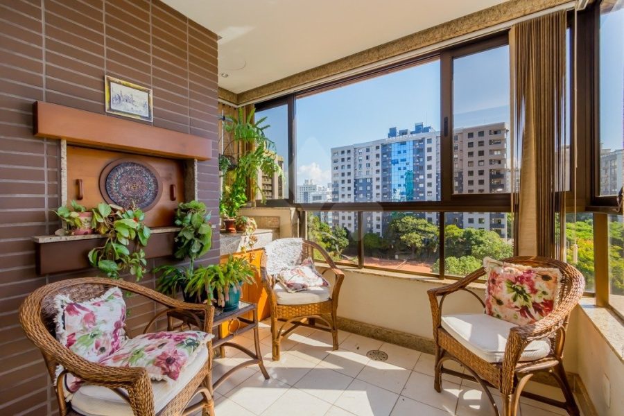 Apartamento com 101m², 2 dormitórios, 1 suíte, 2 vagas no bairro Moinhos de Vento em Porto Alegre para Comprar