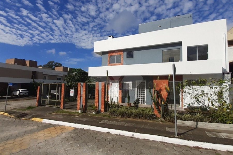 Casa com 102m², 3 dormitórios, 1 suíte, 1 vaga no bairro Loteamento Quinta dos Açores em Garopaba para Comprar