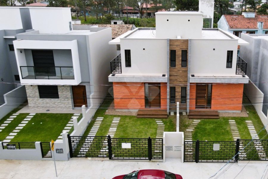 Casa com 137m², 3 dormitórios, 1 suíte, 2 vagas no bairro Centro em Garopaba para Comprar